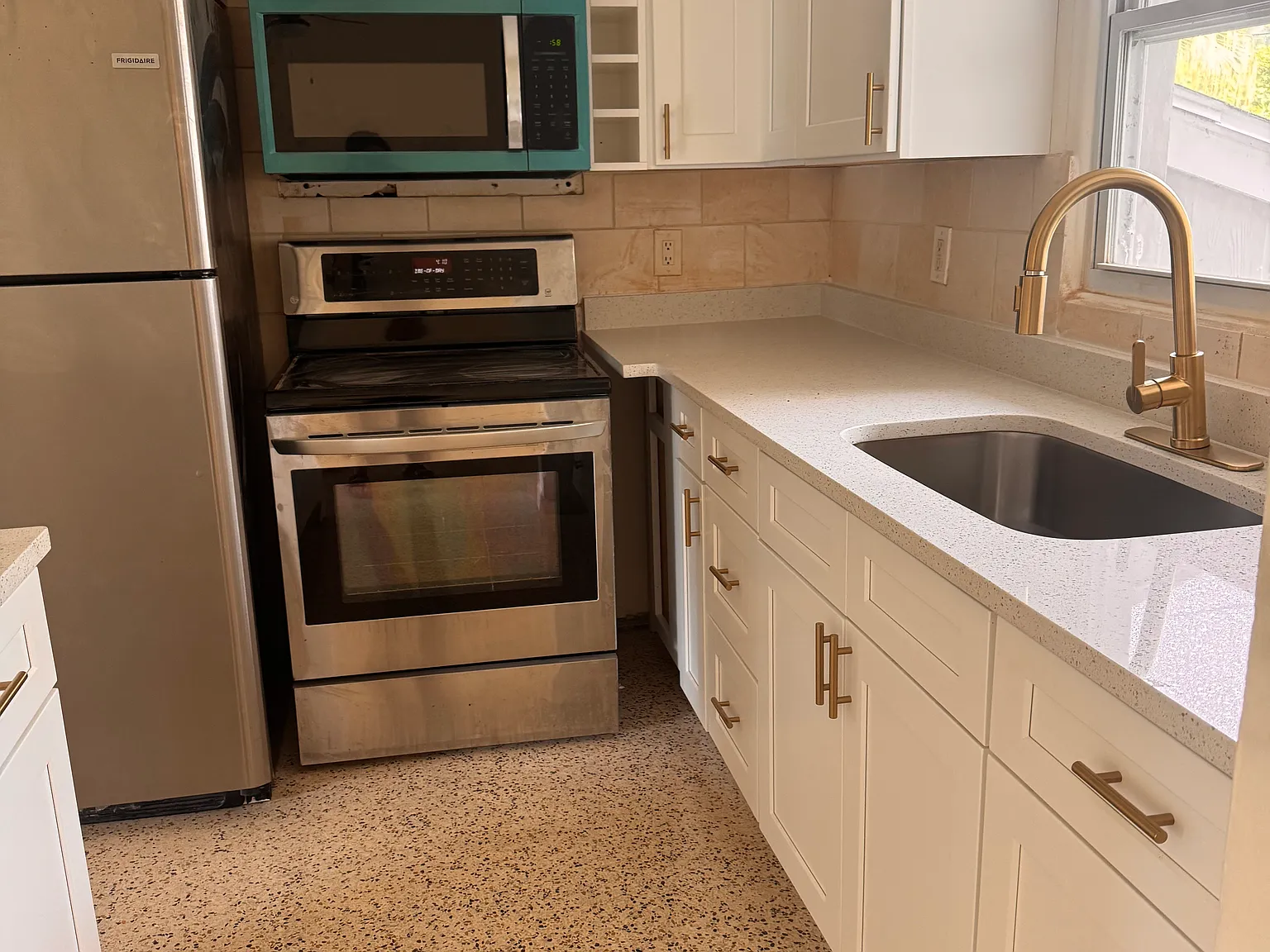 3 bed, 1061 sqft, $2,950 — Photo 3