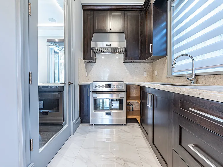 1030 Devonshire Cres — Photo 11