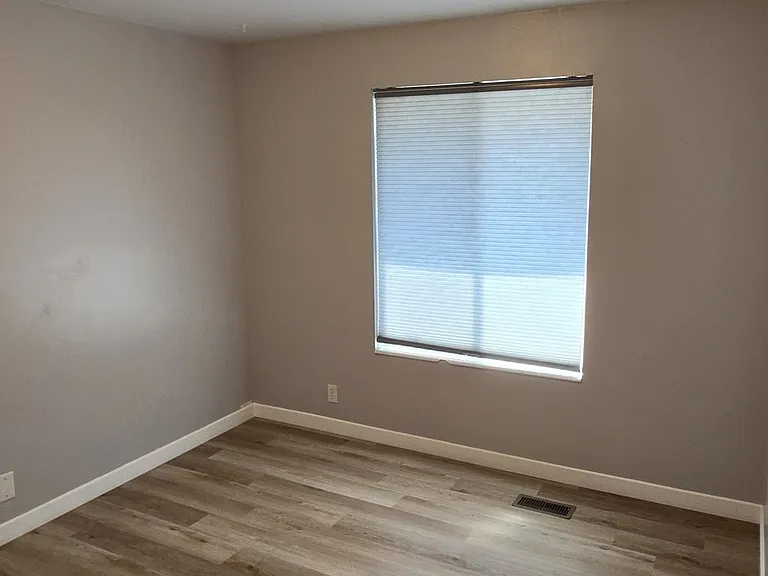 5557 S 2200 W — Photo 16