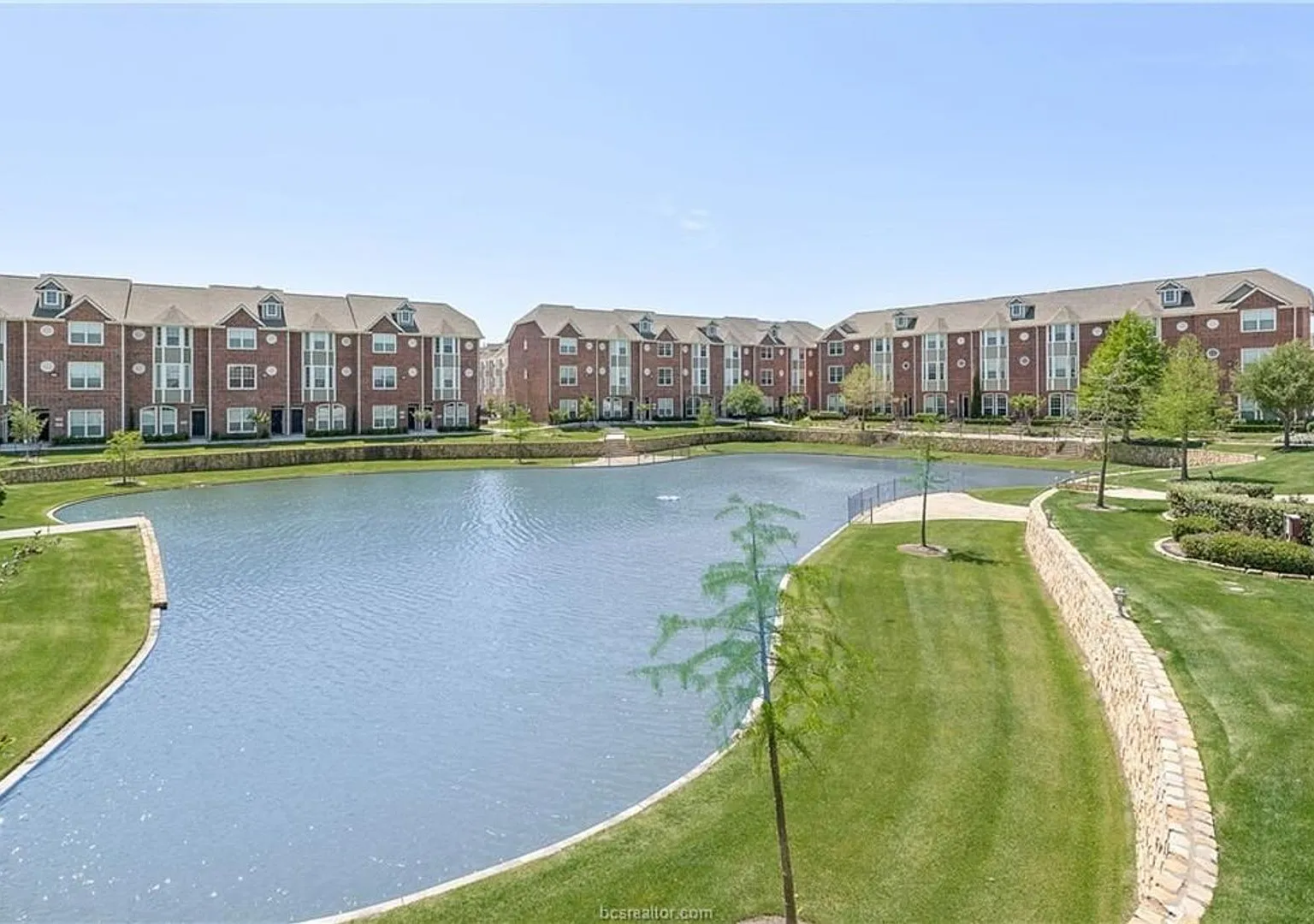 $500 Off 1st Month's Rent! Immediate Move In 4/4 Condo in Beautiful Lakeridge! — Photo 3