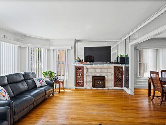 3rd image of 5224 W Oakdale Ave