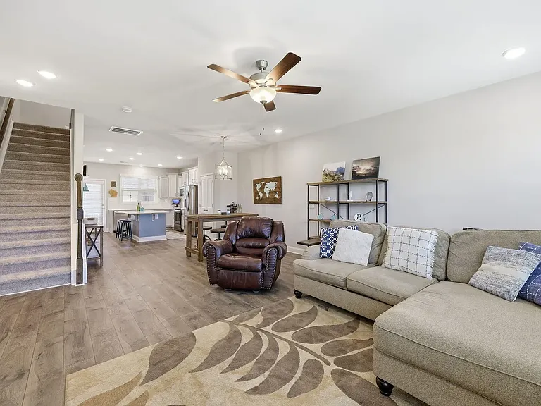 976 Gateway Commons Cir — Photo 48