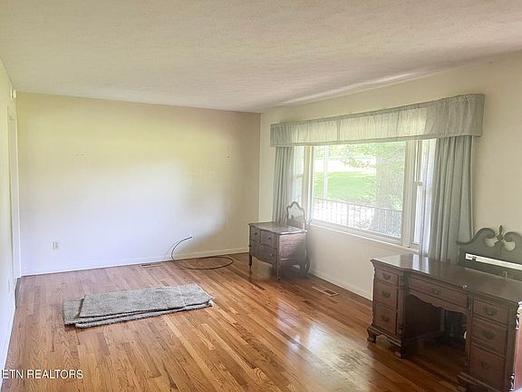 3rd image of 992 Hillcrest Dr
