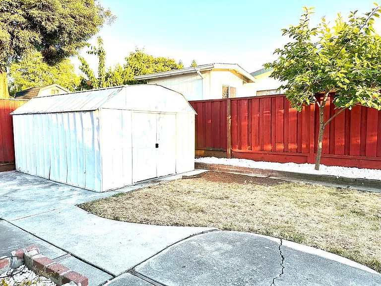 656 E Duane Ave — Photo 14