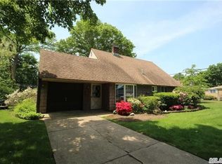 6 Stevedore Ln, Levittown, NY 11756