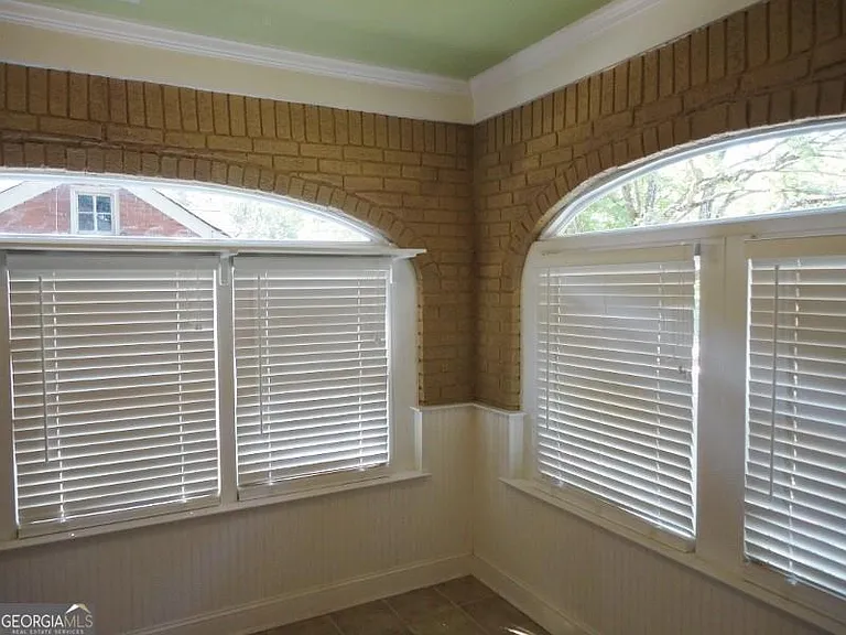 49 Leslie St — Photo 16