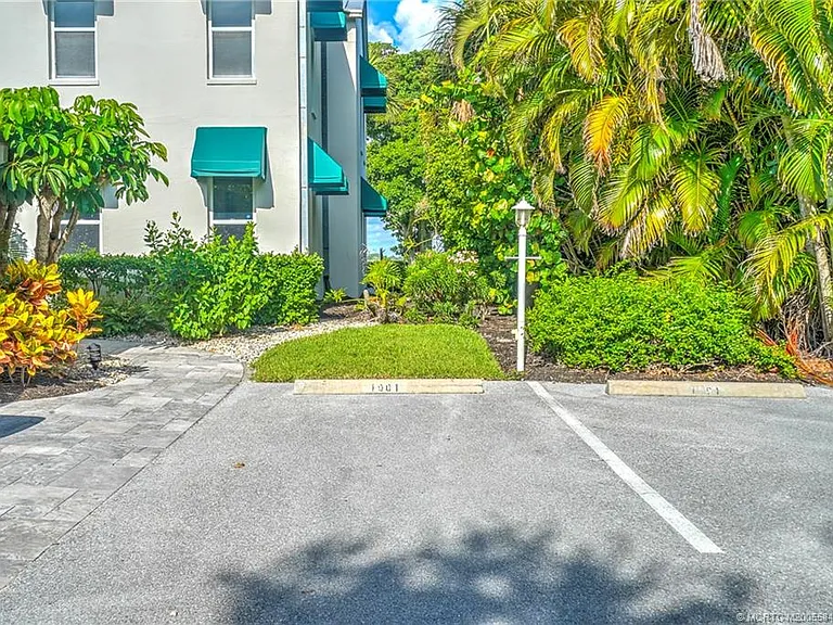 184 NE Edgewater Dr #1001 — Photo 2