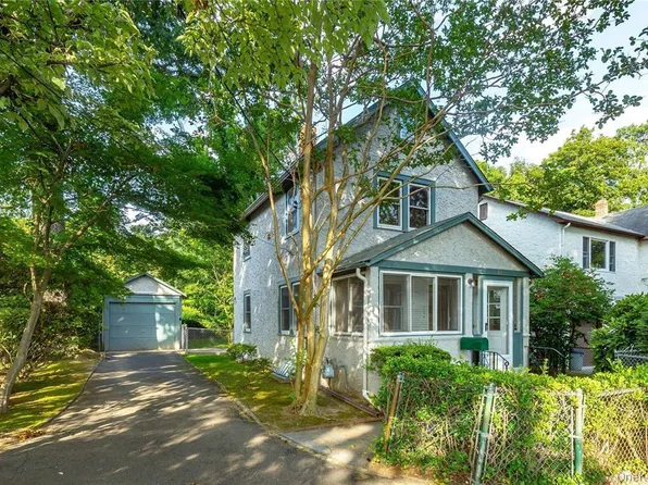 11 Potters Ct, Great Neck, NY 11024