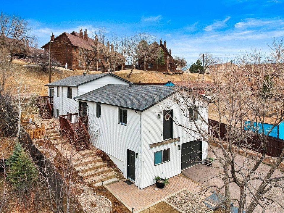 This unit is in the back (second set of deck stairs). Not the one on top of the garage.