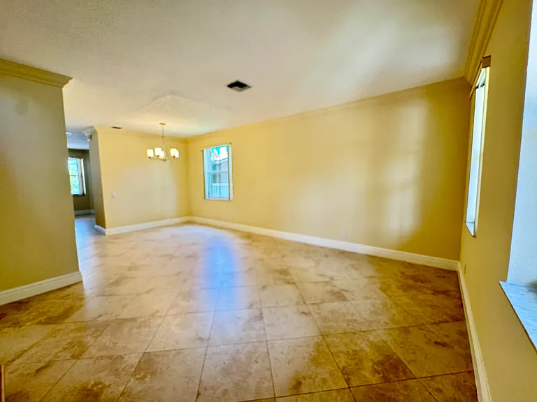 898 Tulip Cir — Photo 7
