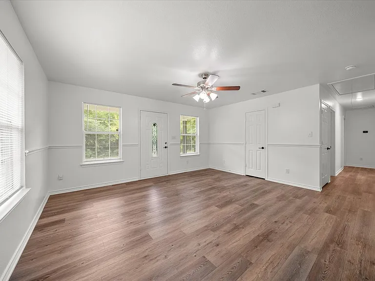 404 W Day St — Photo 3