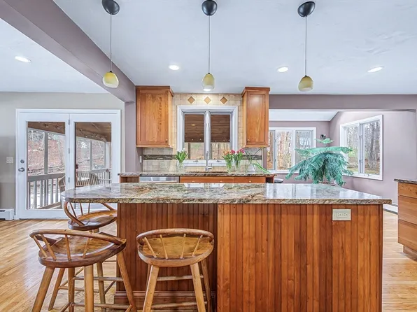 6 Ledgestone Dr, Hopkinton, MA 01748