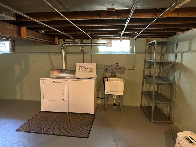 Basement 
Washer/ Electric Dryer
Both Maytag
