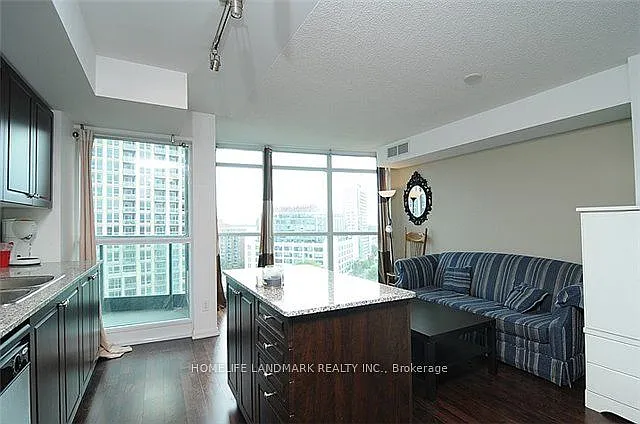 215 Fort York Blvd — Photo 4