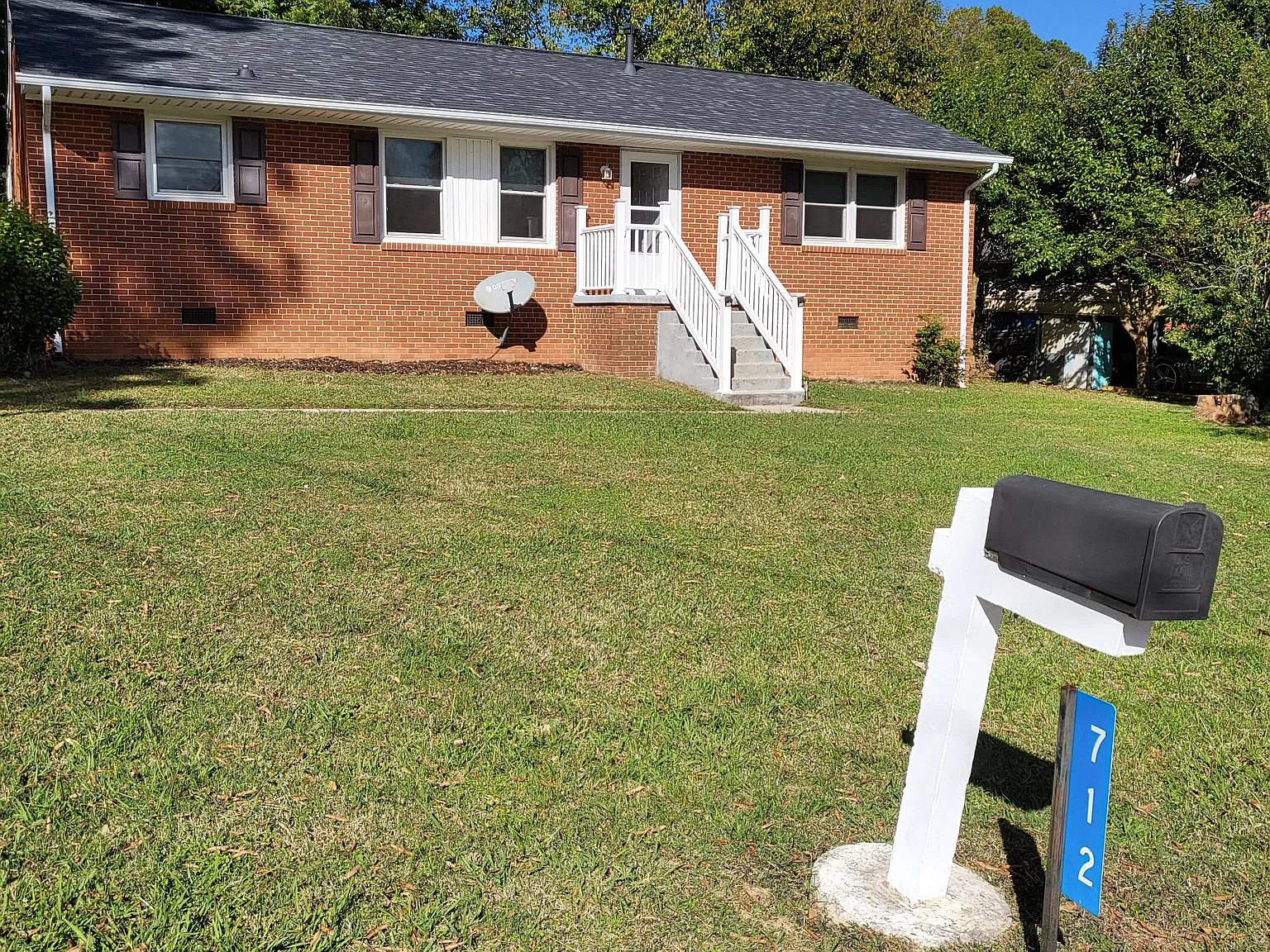 712 Kenwood Dr — Photo 2