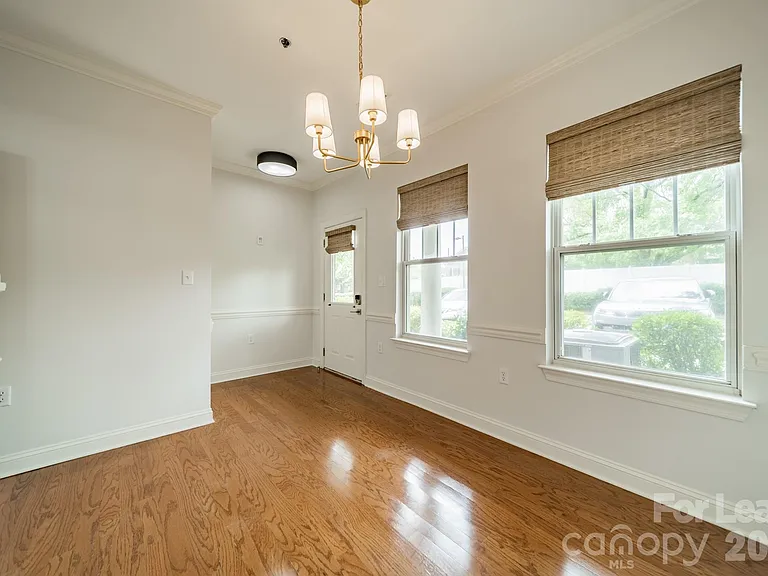 642 E 9th St — Photo 17