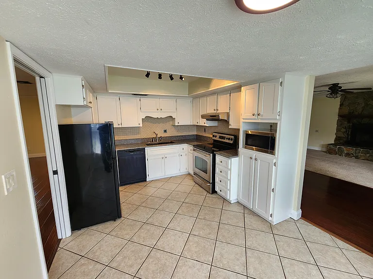 2403 Stonehill Ave — Photo 10