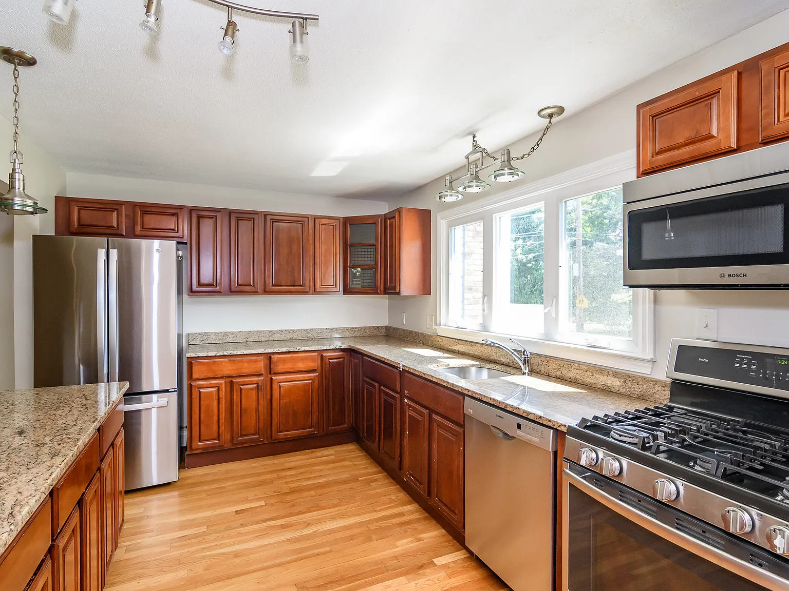 3 bed, 2.5 bath, 1458 sqft, $5,900 — Photo 2
