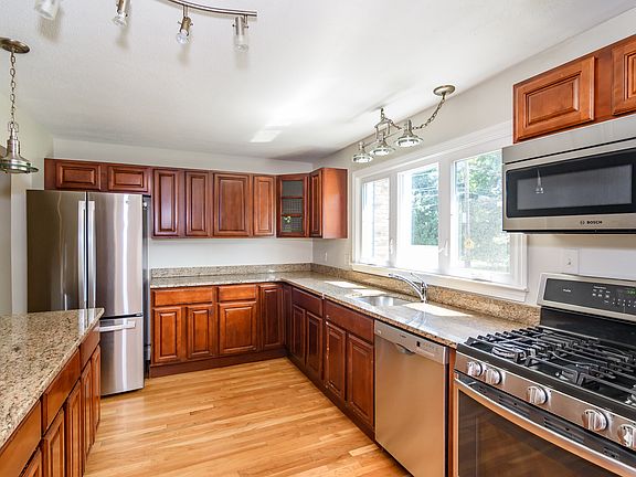 2nd image of 220 Kent St Unit 220