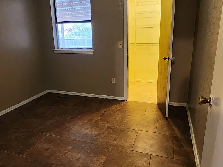 1029 Linn Ln — Photo 8