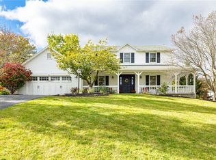 12 Waycross Rd, Fairport, NY 14450