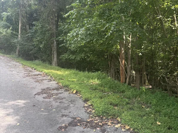 21-22 Log Cabin Rd, Johnson City, TN 37615
