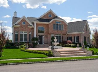 118 Elmwood Dr, Dix Hills, NY 11746