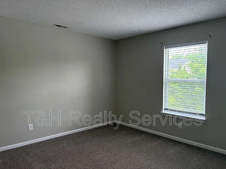 14928 Drayton Dr — Photo 15