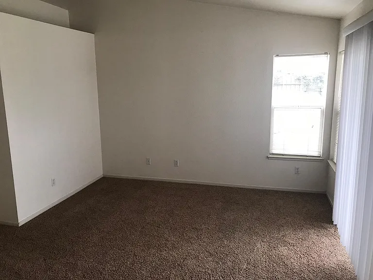 940 Laguna Ct — Photo 18