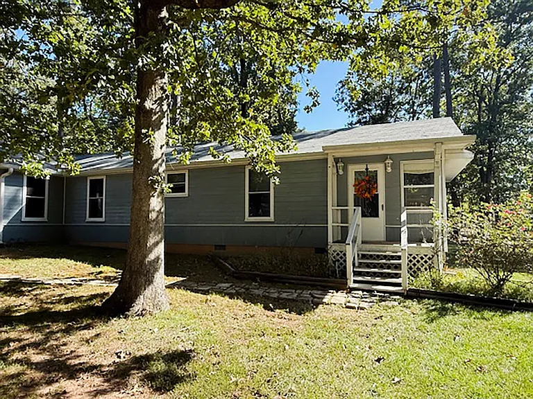 417 Houston Dr — Photo 1