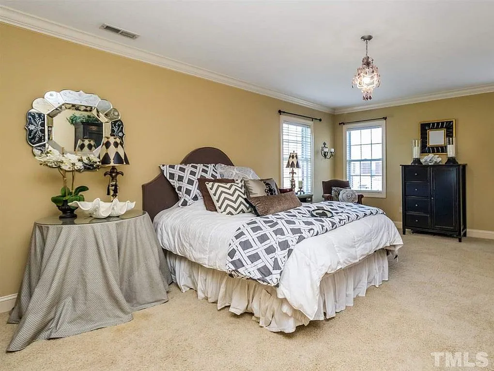4 bed, 3.5 bath, 2427 sqft, $2,800 — Photo 3