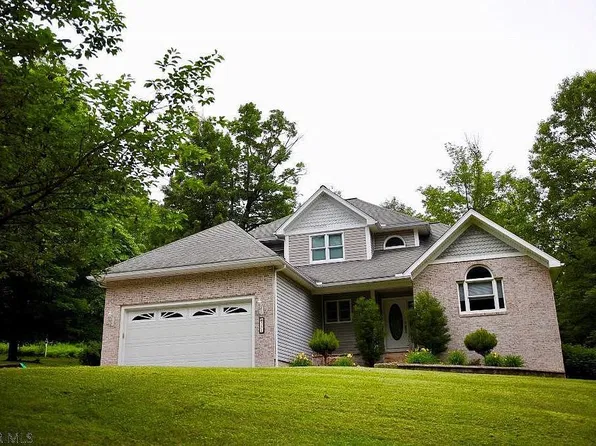 551 Ridgewood Dr, New Paris, PA 15554