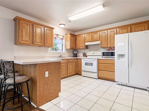 3rd image of 46 Briarmeadow St