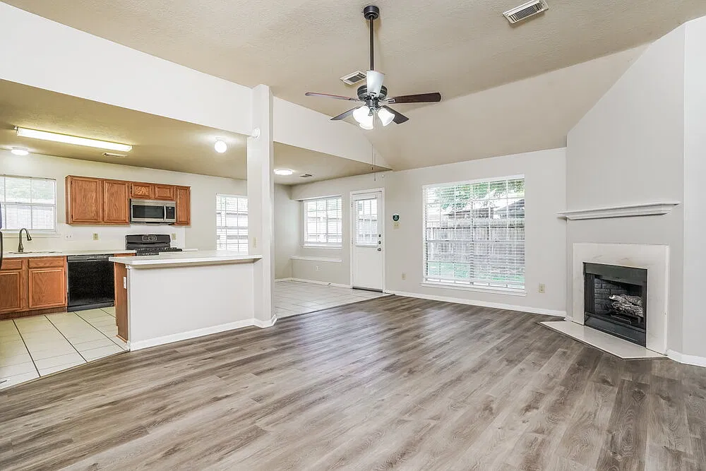 3 bed, 2.0 bath, 1989 sqft, $2,830 — Photo 4