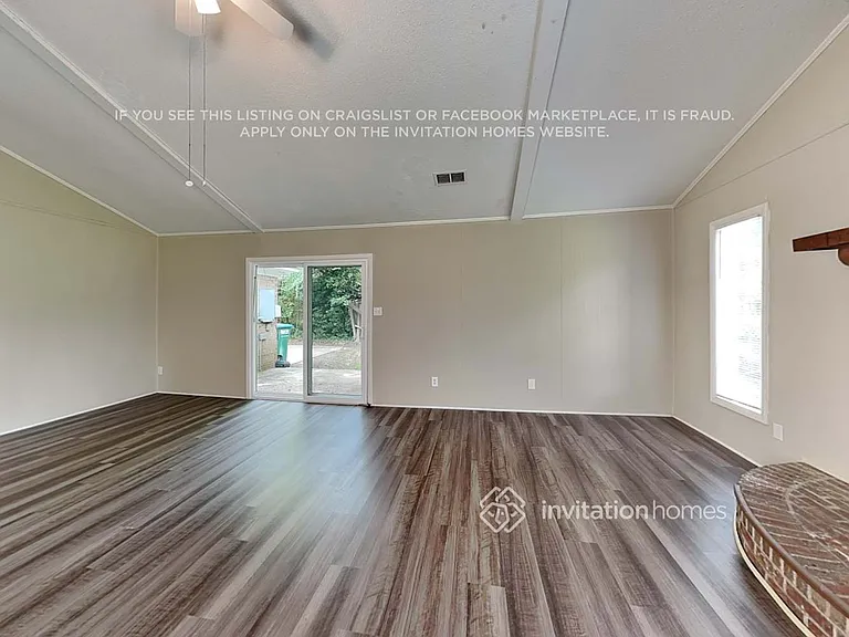 812 E John St — Photo 7