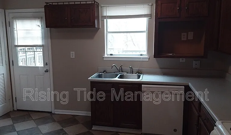 422 Buckingham Cir — Photo 4