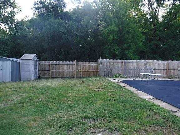 4th image of 1525 E G Ave