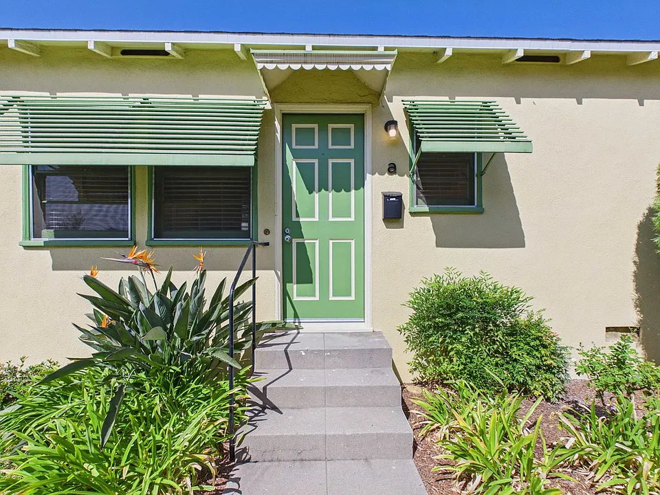 243 W Colorado Blvd
