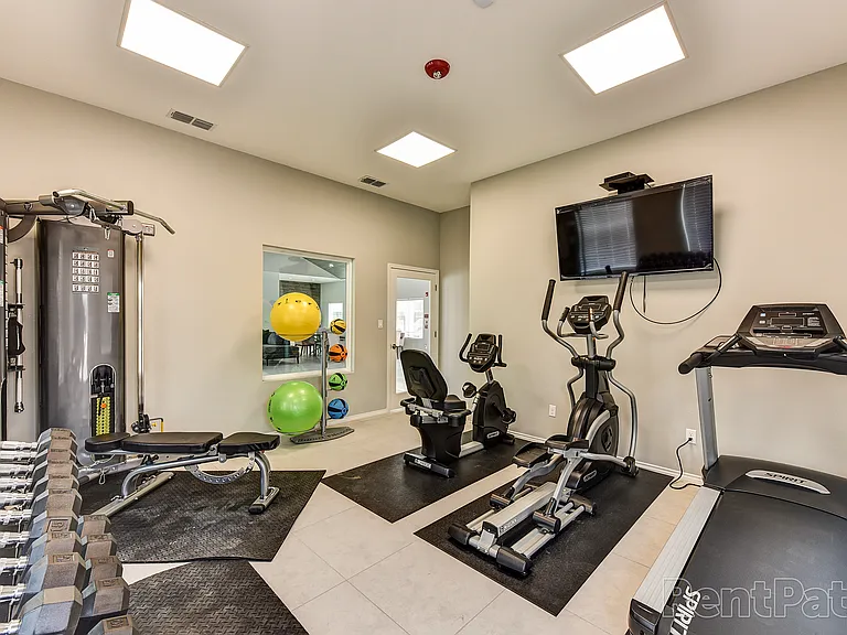 Mercedes Place Apartments — Photo 6