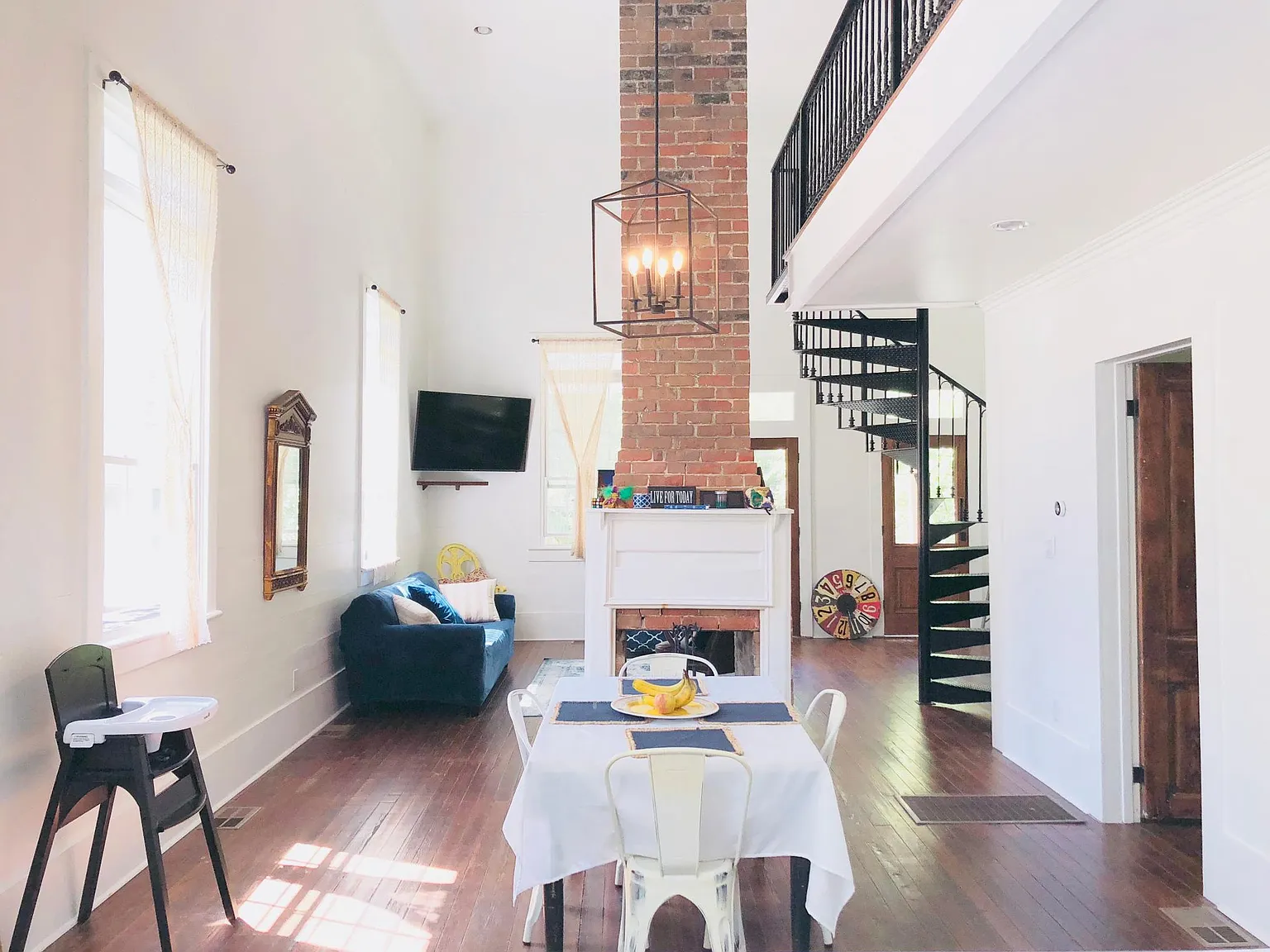 2528 College St — Photo 2