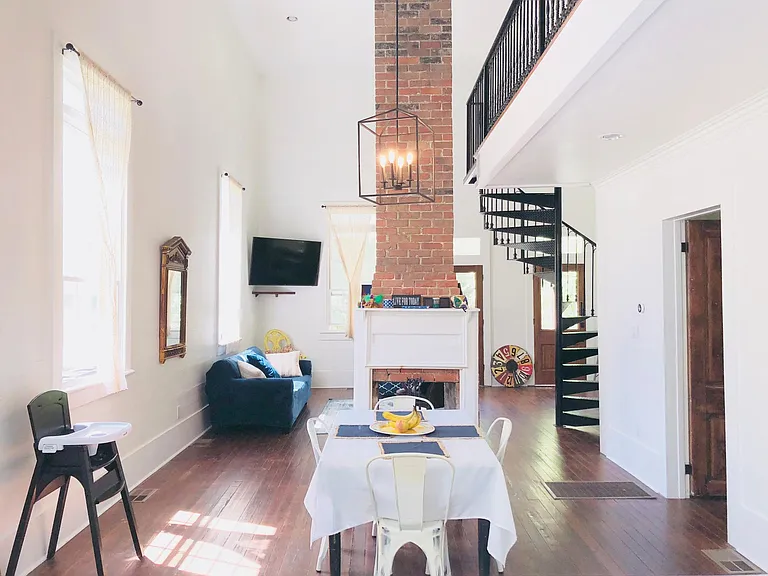 2528 College St — Photo 2