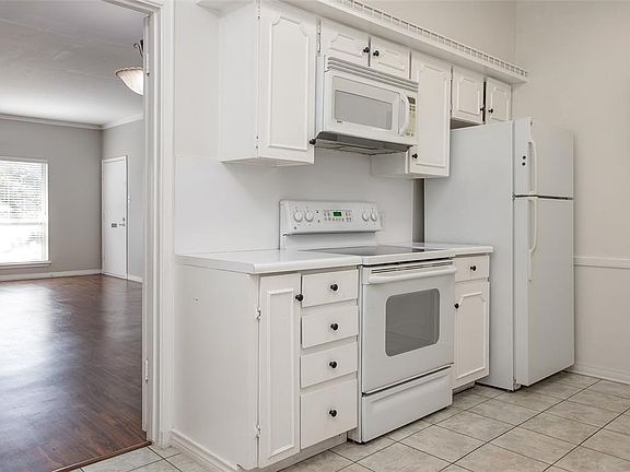 3rd image of 4320 Bellaire Dr S APT 107W