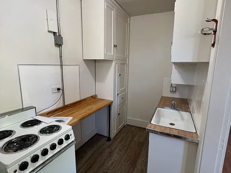 910 Greenwood Ave #5 — Photo 2