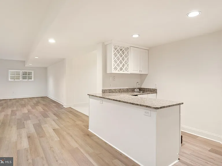 7440 Old Maple Sq — Photo 35