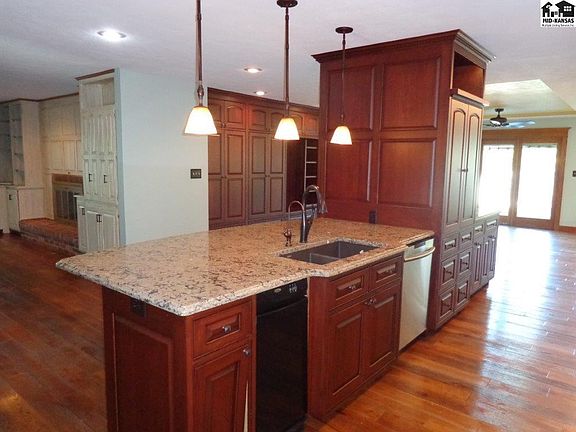 5th image of 3504 Thunderbird Dr