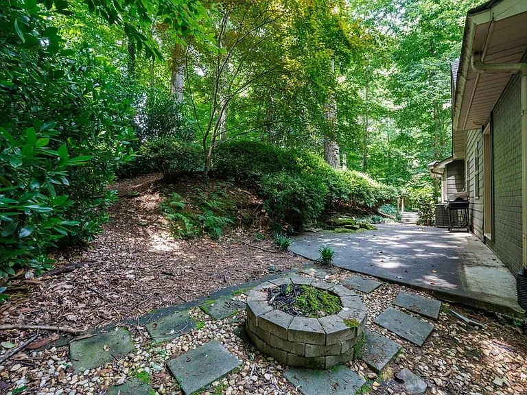 102 Vanessa Dr SE — Photo 37