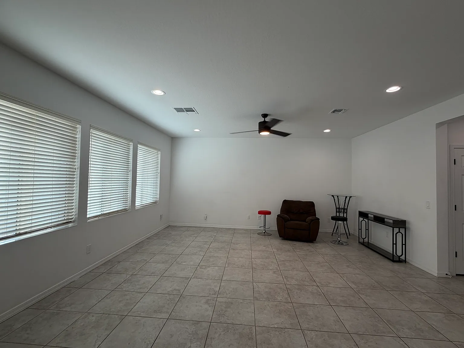4 bed, 2568 sqft, $2,595 — Photo 4
