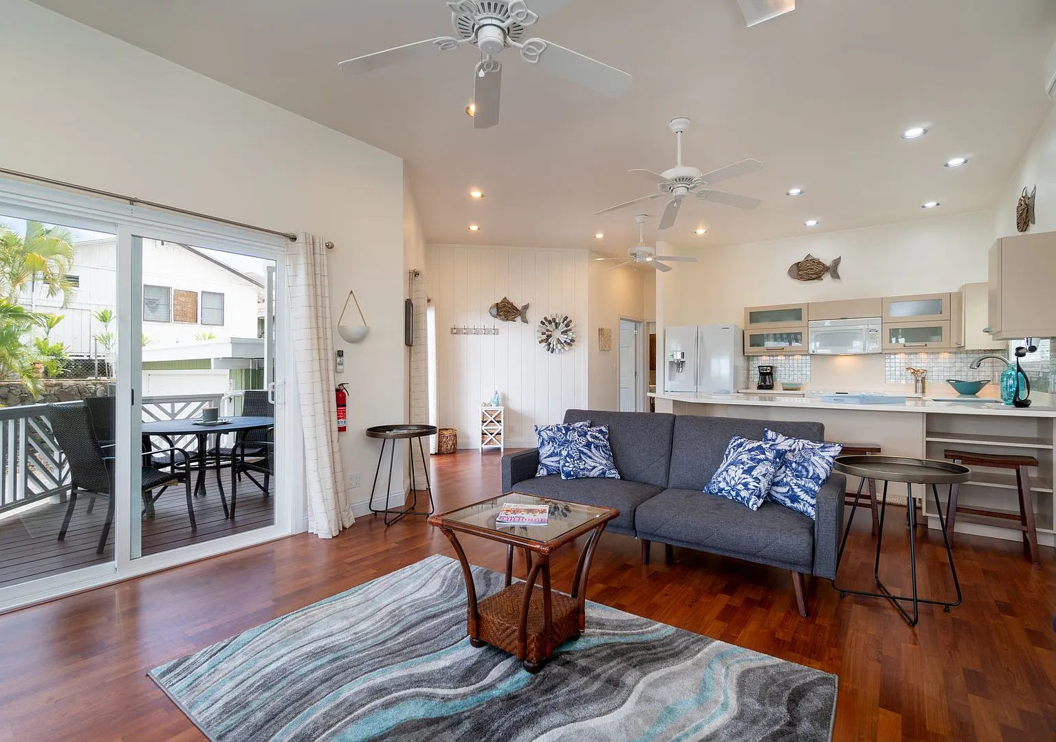 Fully Furnished 2 Bedroom, 2 Bath with Swimming Pool in Enchanted Lake — Photo 3