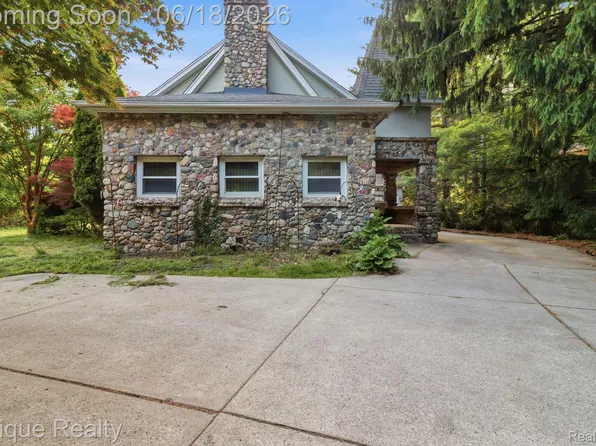 21085 Metroview Rd, Farmington Hills, MI 48335