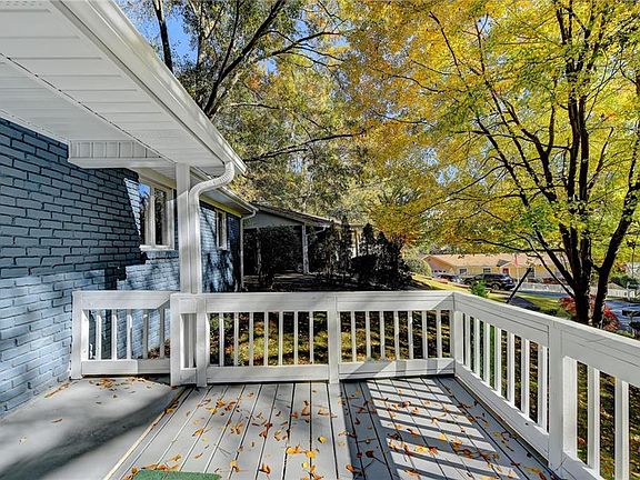 4th image of 866 Armand Ct NE